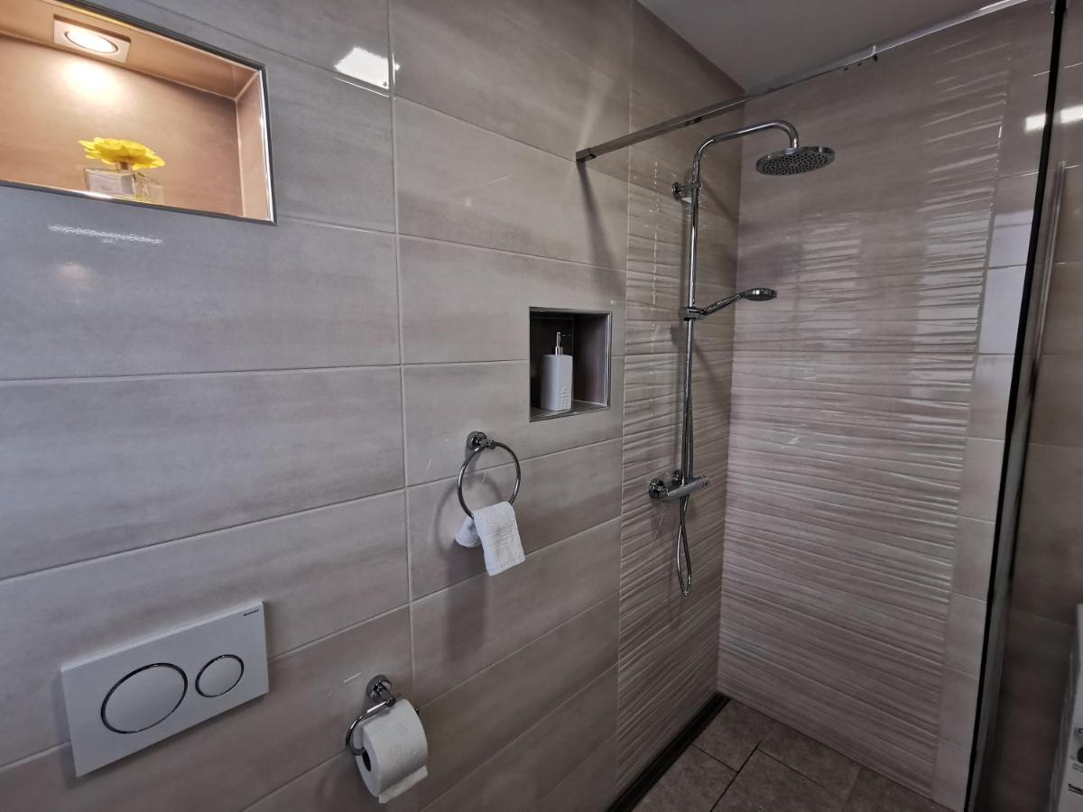 צליה Apartments Alexandra מראה חיצוני תמונה