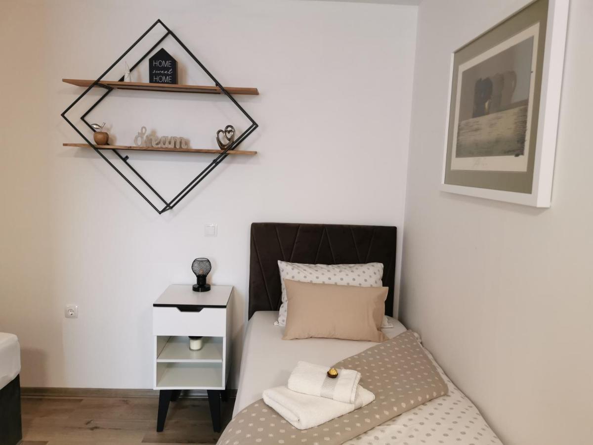 צליה Apartments Alexandra מראה חיצוני תמונה
